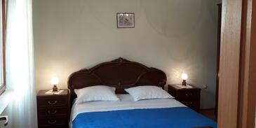 Apartments with parking space Vis - 2436