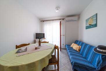 Rab, Pokój dzienny w zakwaterowaniu typu apartment, Dostępna klimatyzacja, zwierzęta domowe są dozwolone i WiFi.