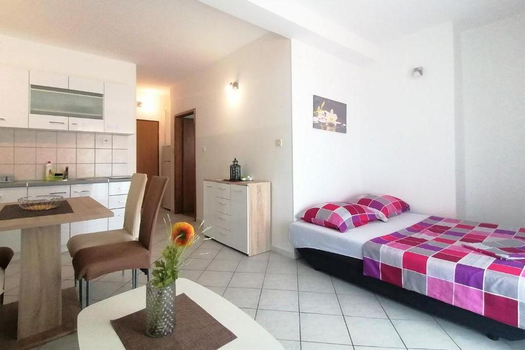 Apartmanok a tenger mellett Pirovac, Sibenik - 24368