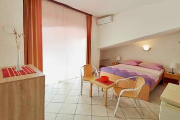 Apartments by the sea Pirovac, Šibenik - 24368