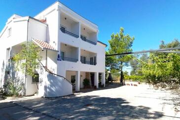 Pirovac, Šibenik, Overnatting 24368 - Leiligheter blizu mora med en rullesteinstrand.