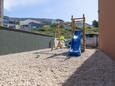 Podstrana, Split, Verft 24380 - Leiligheter med en rullesteinstrand.