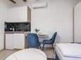 Pula, Sala da pranzo nell'alloggi del tipo studio-apartment, condizionatore disponibile e WiFi.