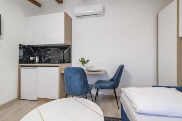 Pula, Sala da pranzo nell'alloggi del tipo studio-apartment, condizionatore disponibile e WiFi.