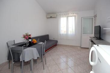 Nin, Camera di soggiorno nell'alloggi del tipo apartment, condizionatore disponibile e WiFi.
