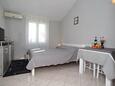 Nin, Schlafzimmer in folgender Unterkunftsart studio-apartment, Klimaanlage vorhanden und WiFi.