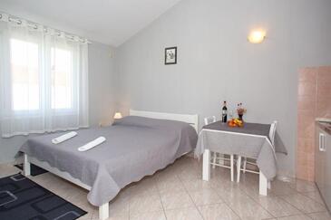 Nin, Esszimmer in folgender Unterkunftsart studio-apartment, WiFi.