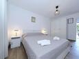 Nin, Bedroom in the studio-apartment, air condition available and WiFi.