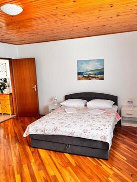 Apartments with parking space Karlobag - 24387