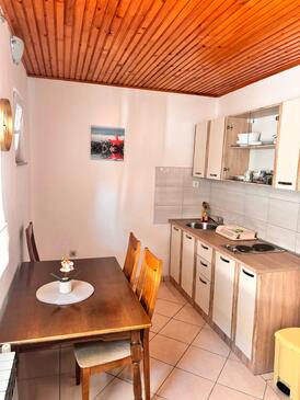 Apartments with parking space Karlobag - 24387