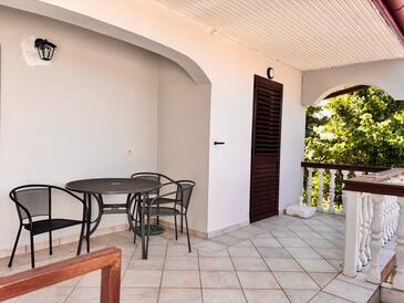 Apartments with parking space Karlobag - 24387