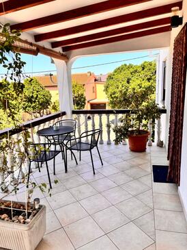 Apartmány s parkovištěm Karlobag - 24387