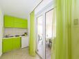 Ljubač, Kuchyňa v ubytovacej jednotke apartment, klimatizácia k dispozícii, domáci miláčikovia povolení a WiFi.