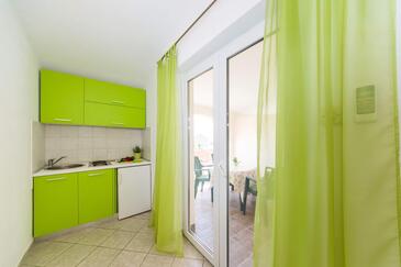 Ljubač, Kuchyňa v ubytovacej jednotke apartment, klimatizácia k dispozícii, domáci miláčikovia povolení a WiFi.