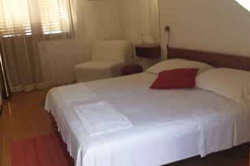 Apartments and rooms with parking space Jagodna, Hvar - 24399