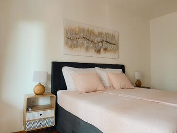 Apartmaji z bazenom za družine z otroci Povljana, Pag - 244