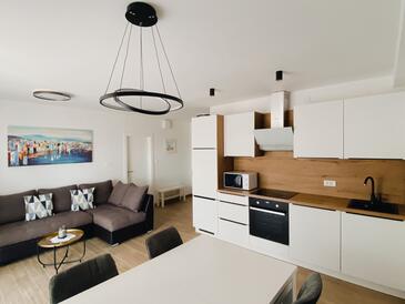 Apartmani s bazenom pogodni za obitelji s djecom Povljana, Pag - 244