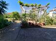 Trogir, Trogir, Dvorišče 24405 - Apartmaji v bližini morja s prodnato plažo.