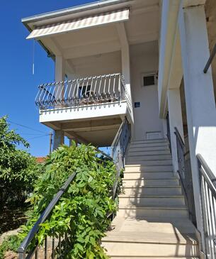 Trogir, Trogir, Objekt 24405 - Apartmaji v bližini morja s prodnato plažo.