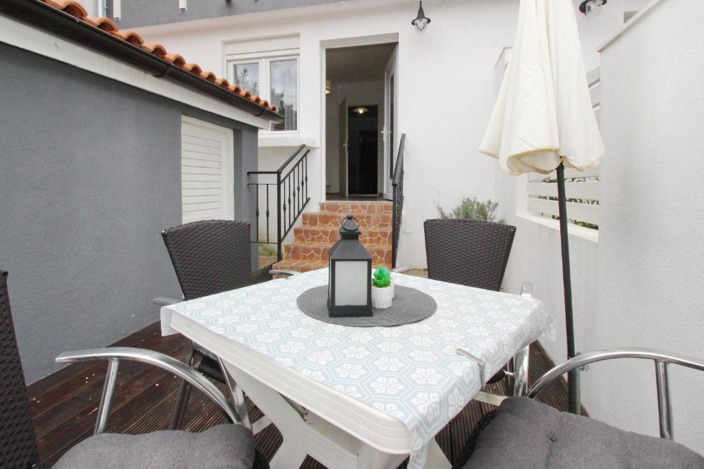 Ferienwohnungen mit Parkplatz Baska, Krk - 24408