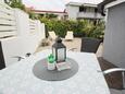 Baška, Krk, Giardino 24408 - Appartamenti affitto con la spiaggia ghiaiosa.
