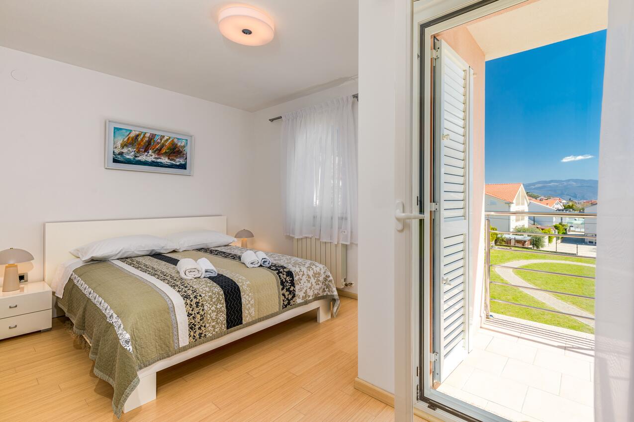Ferienwohnungen mit Parkplatz Baska, Krk - 24415