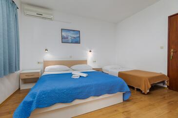 Brela, Soverom i overnattingstype room, klimaanlegg tilgjengelig jeg WiFi.