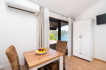 Šparadići, Dining room in the studio-apartment, air condition available and WiFi.
