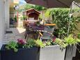 Stobreč, Split, Podwórko 24425 - Apartamenty ze żwirową plażą.