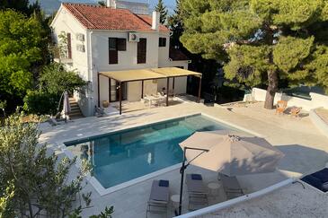 Arbanija, Čiovo, Overnatting 24430 - Feriehus blizu mora med en rullesteinstrand.