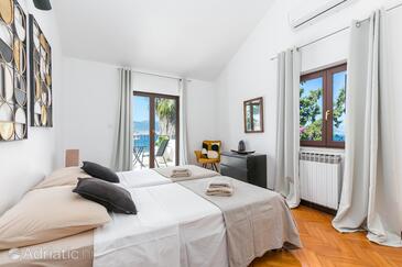 Ház családok részére medencével a tenger mellett Arbanija, Ciovo - 24430