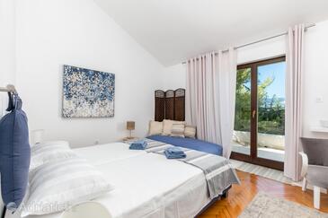 Ház családok részére medencével a tenger mellett Arbanija, Ciovo - 24430