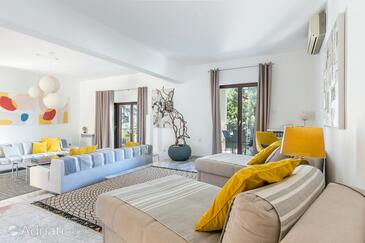 Ház családok részére medencével a tenger mellett Arbanija, Ciovo - 24430