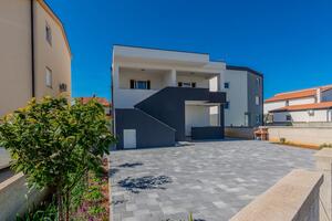 Apartments with a parking space Vir - 24432