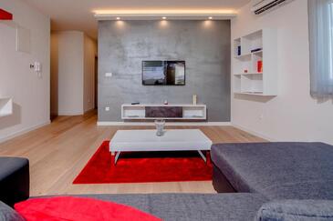 Rovinj, Sala de estar en alojamiento de tipo apartment, aire acondicionado disponible y WiFi.
