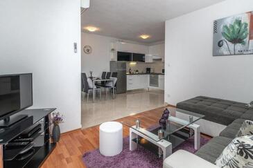 Seget Vranjica, Dnevni boravak u smještaju tipa apartment, dostupna klima i WiFi.