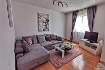 Seget Vranjica, Dnevni boravak u smještaju tipa apartment, dostupna klima i WiFi.