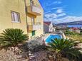 Seget Vranjica, Trogir, Objekt 24447 - Apartmani sa šljunčanom plažom.