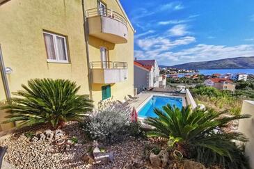 Seget Vranjica, Trogir, Objekt 24447 - Apartmani sa šljunčanom plažom.