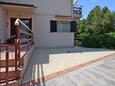 Selce, Crikvenica, Парковка 24450 - Апартаменты с галечным пляжем.