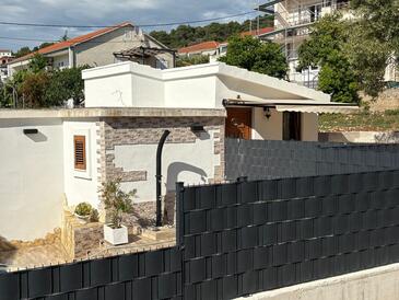 Okrug Gornji, Čiovo, Objekt 24460 - Ubytování s oblázkovou pláží.