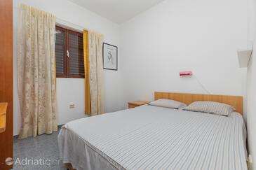 Apartments with parking space Makarska - 24464