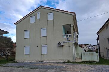 Palit, Rab, Obiekt 24465 - Apartamenty ze żwirową plażą.