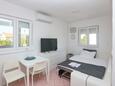 Rogoznica, Dnevni boravak u smještaju tipa studio-apartment, dostupna klima i WiFi.