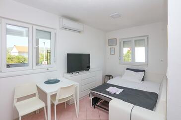 Rogoznica, Dnevni boravak u smještaju tipa studio-apartment, dostupna klima i WiFi.