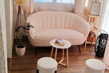 Apartmani s bazenom pogodni za obitelji s djecom Hvar - 24484