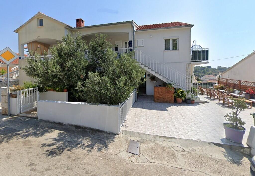 Apartmani s bazenom pogodni za obitelji s djecom Hvar - 24484