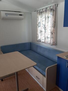 Pakovo Selo, Blagovaonica u smještaju tipa apartment, dostupna klima.