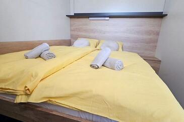 Lejligheder med pool egnet til familier med børn Pirovac, Sibenik - 24497