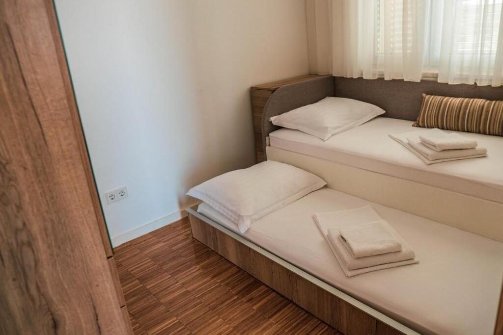 Appartamenti con piscina per famiglie Mandre, Pago - Pag - 24502